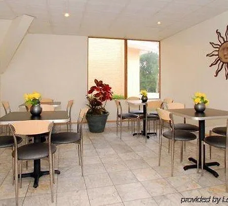 Econo Lodge Inn & Suites 