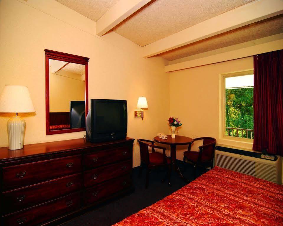 Hotel Econo & Binghamton