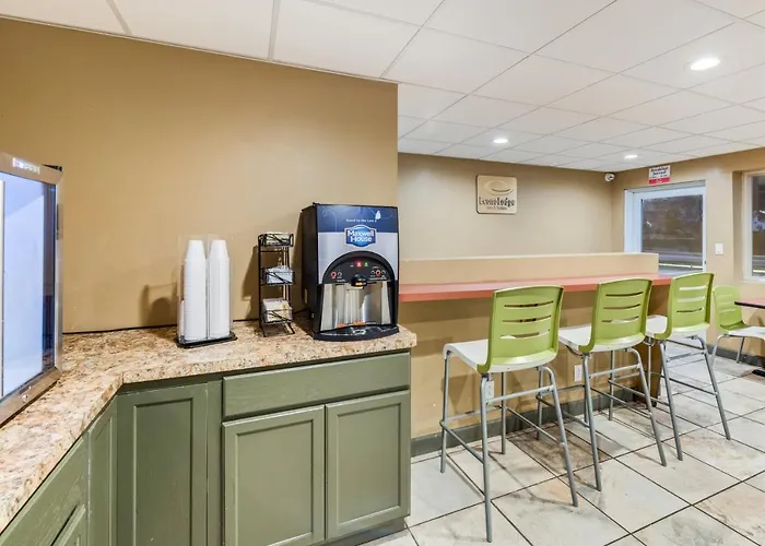 Econo Lodge Inn & Suites